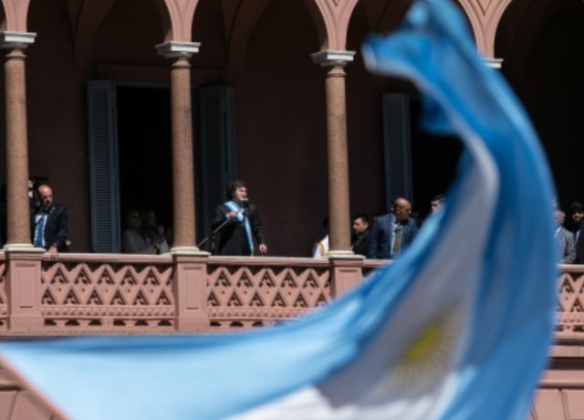 Milei defiende medidas ante opositores que no quieren perder «privilegios»