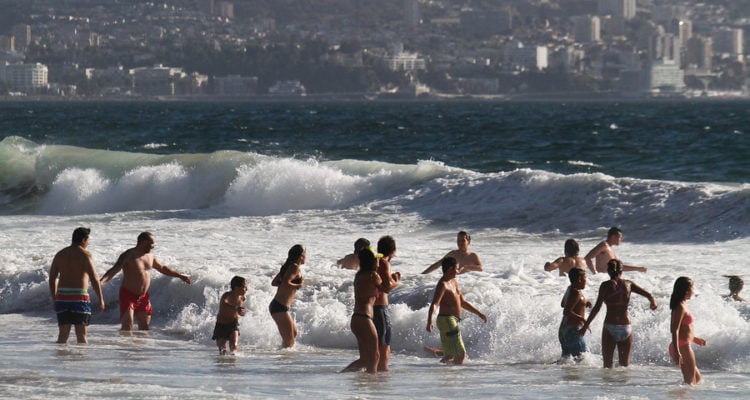 Sindicato de Salvavidas acusa que precariedad laboral «es factor» en las últimas 3 muertes ocurridas en playas de la zona central