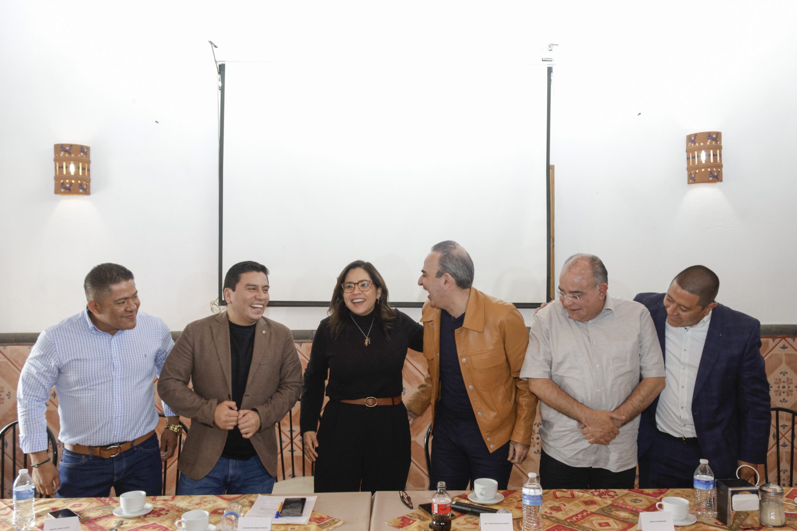 Alcaldes de Puebla renuncian al PRI, se suman a grupo plural