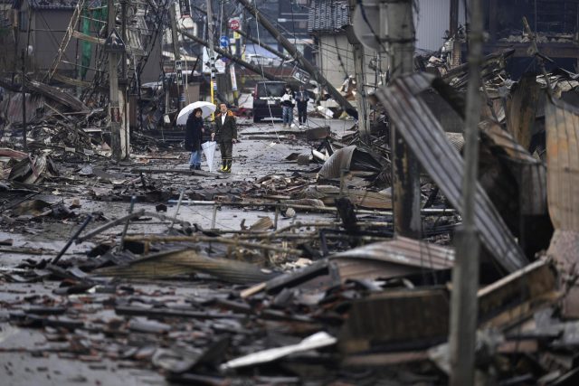 Terremoto en Japón: 73 muertos y tareas de rescate intensificadas