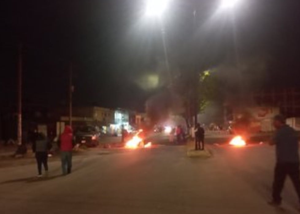 Vecinos de Los Cerritos cierran avenida para exigir electricidad