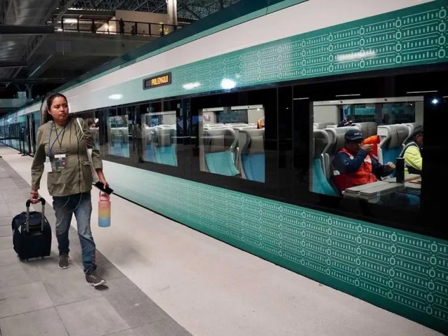 López Obrador inaugura tramo Cancún-Playa del Carmen del Tren Maya