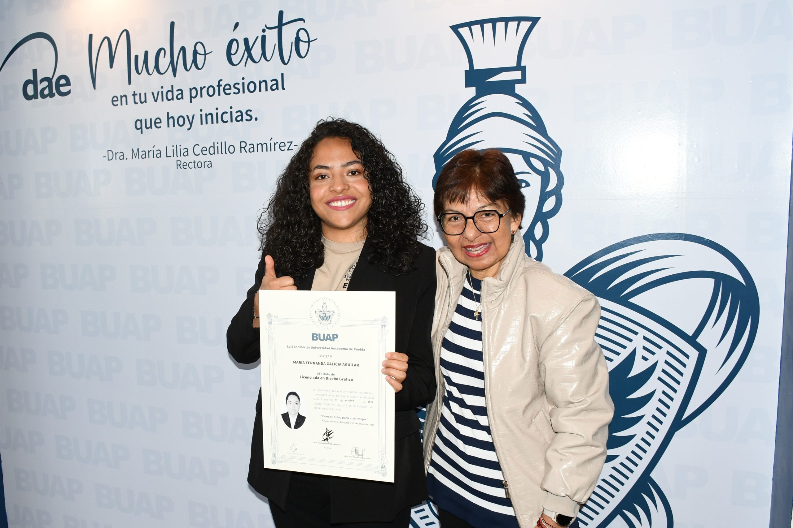 Rectora BUAP entrega título a Fernanda Galicia egresada con discapacidad
