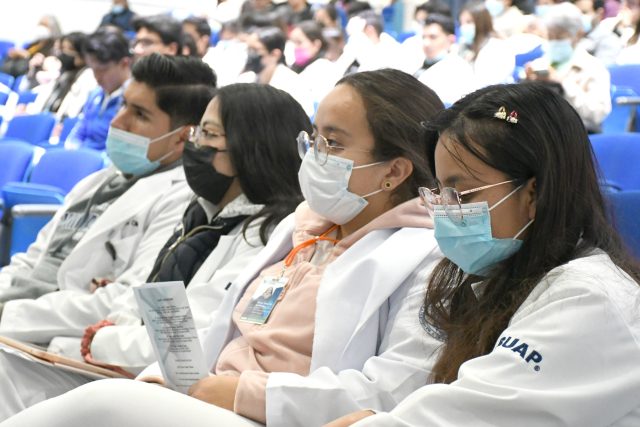 BUAP impulsa preparación académica de estudiantes y docentes de medicina