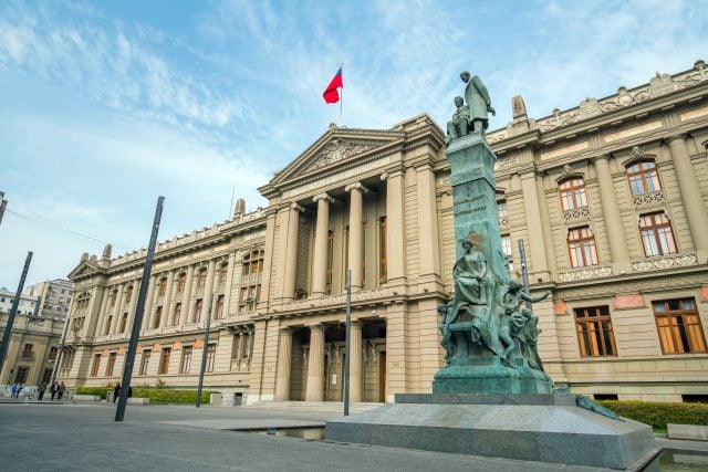 Más de 1.250 millones: Corte Suprema aprueba la compra de 22 vehículos de lujo para sus ministros