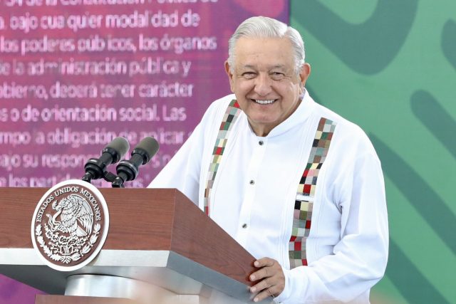 AMLO asegura que se mantiene diálogo con transportistas