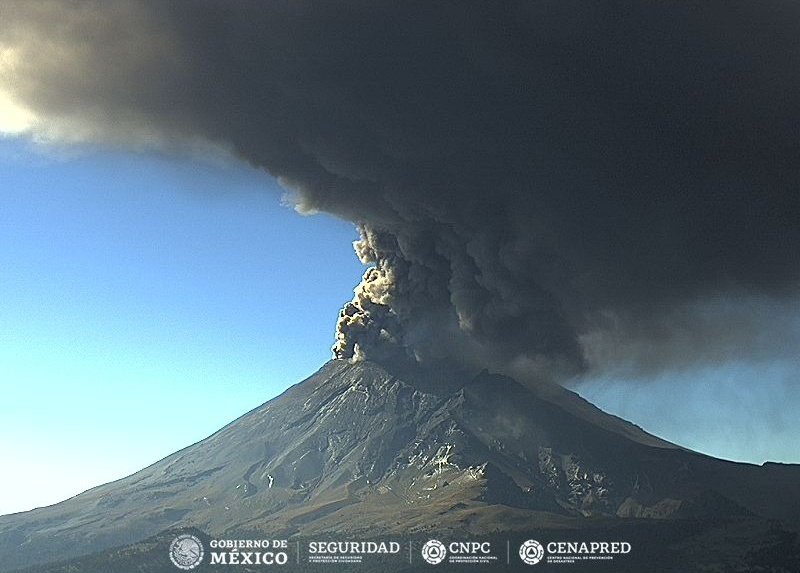 Impresionante fumarola del Popocatépetl asombra a los poblanos |VIDEO