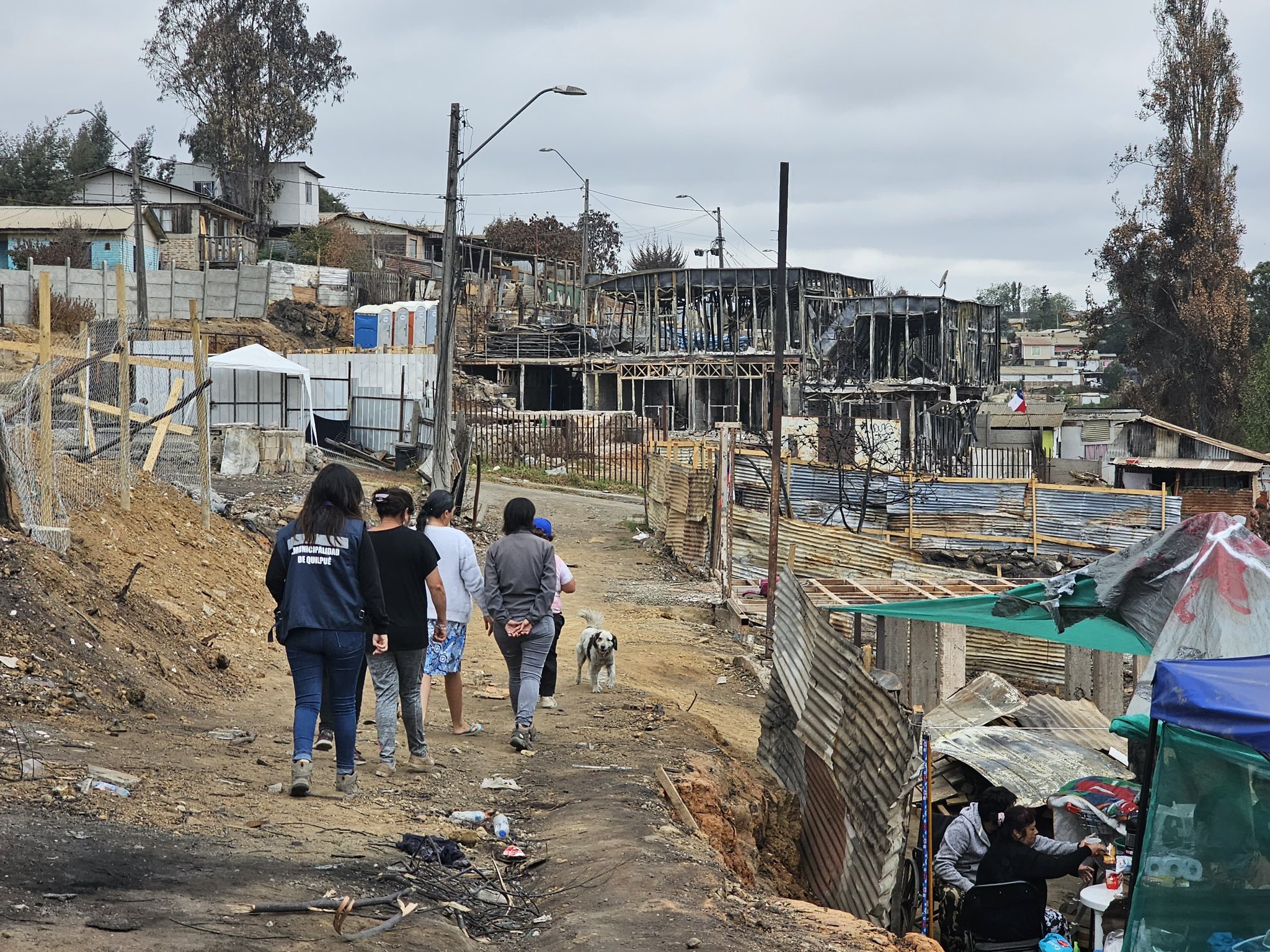 Familias damnificadas por el incendio en Quilpué acusan que empresa Chilquinta les está cobrando por los medidores de luz