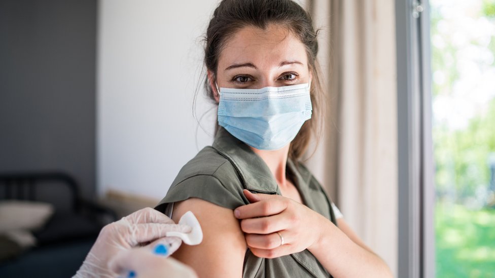 ¿Por qué las vacunas se alternan en ambos brazos? Nuevo estudio da la respuesta