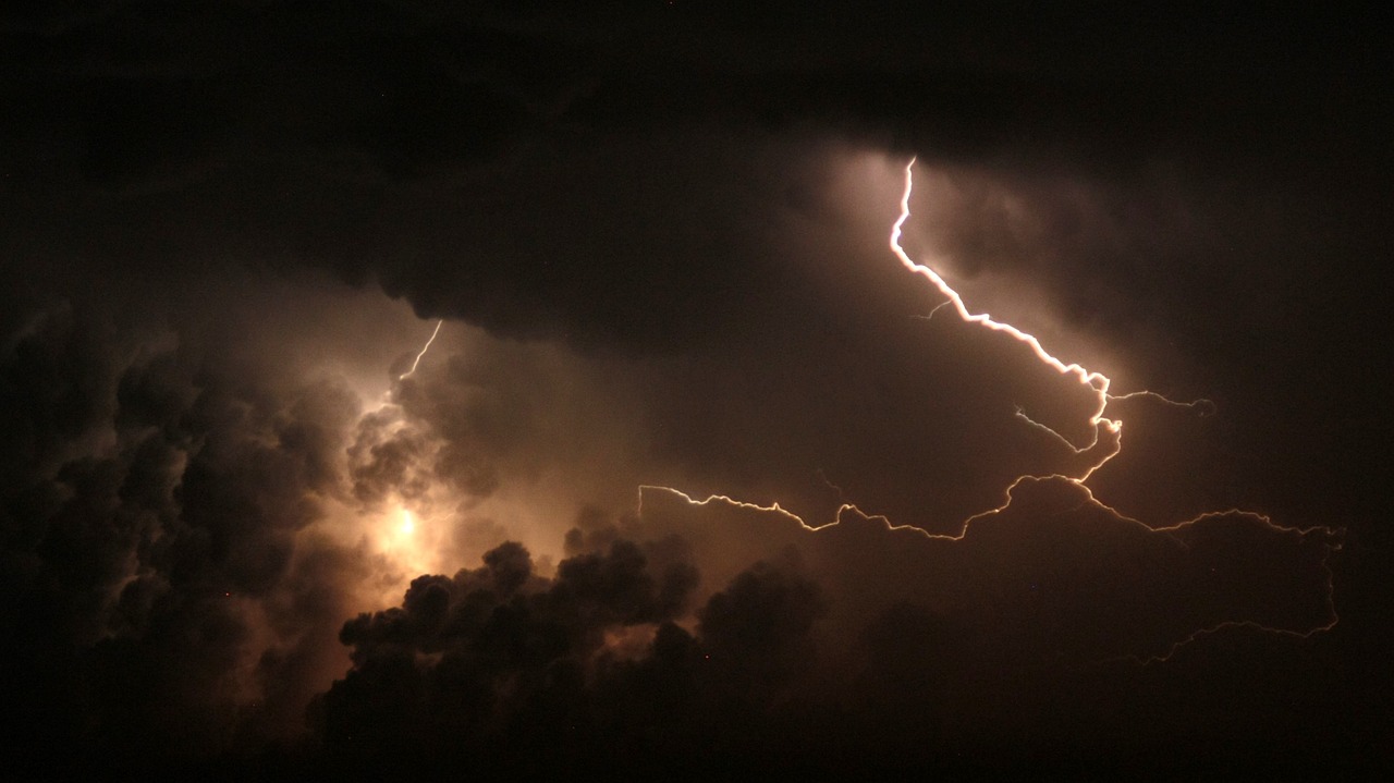 ¿Se vienen las lluvias?: Emiten alerta de posibles tormentas eléctricas en 8 regiones del país