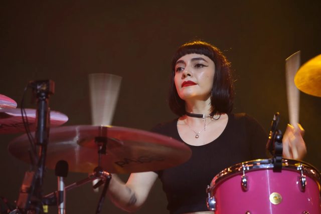 ¿Quién es Cancamusa, la joven baterista que actuó con Los Bunkers?