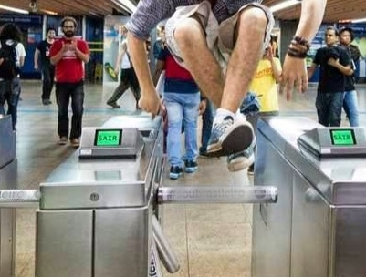 Al igual que en Chile: Argentinos saltan torniquetes por tarifazo en el transporte público