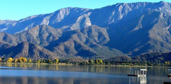 Con cartel flotante de 5 metros: Lanzan campaña para que Laguna de Aculeo se declare humedal urbano