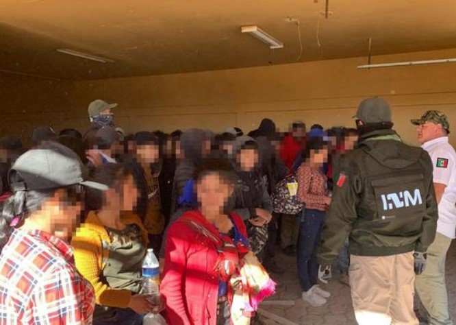 Detienen a 101 migrantes guatemaltecos en casa abandonada de Sonora