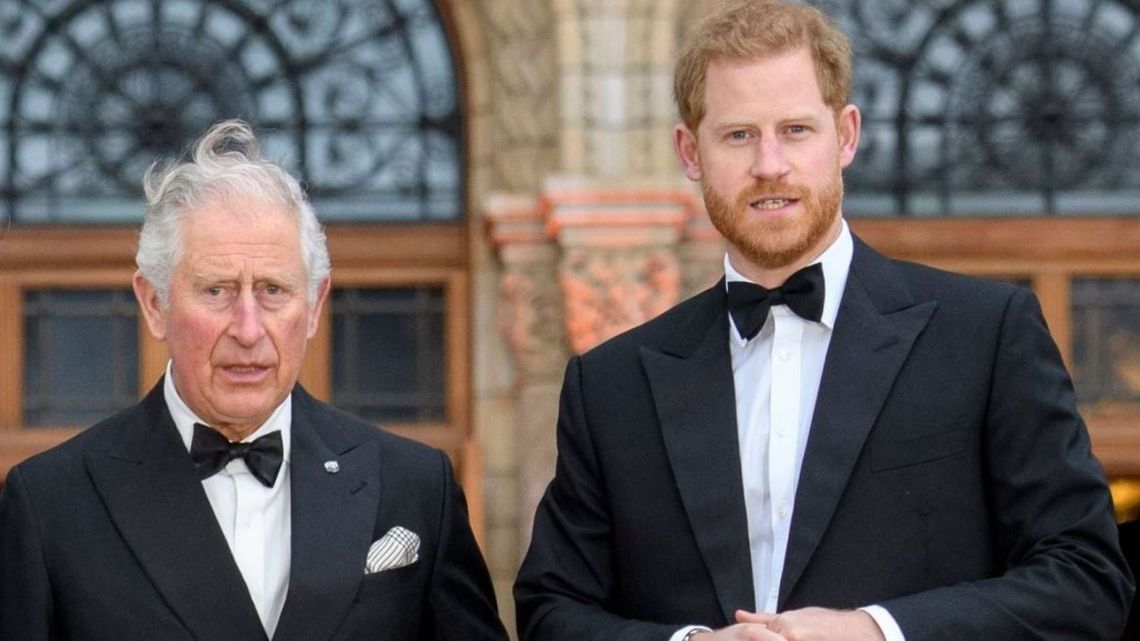 Príncipe Harry visitará a Carlos III debido a su cáncer