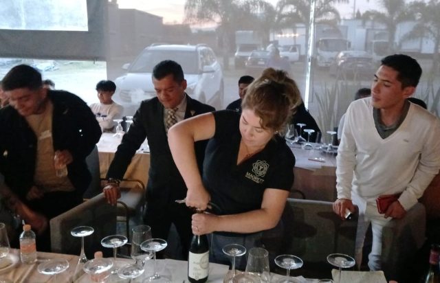 Turismo poblano capacita a 87 meseros en «Cata y maridaje de vinos»