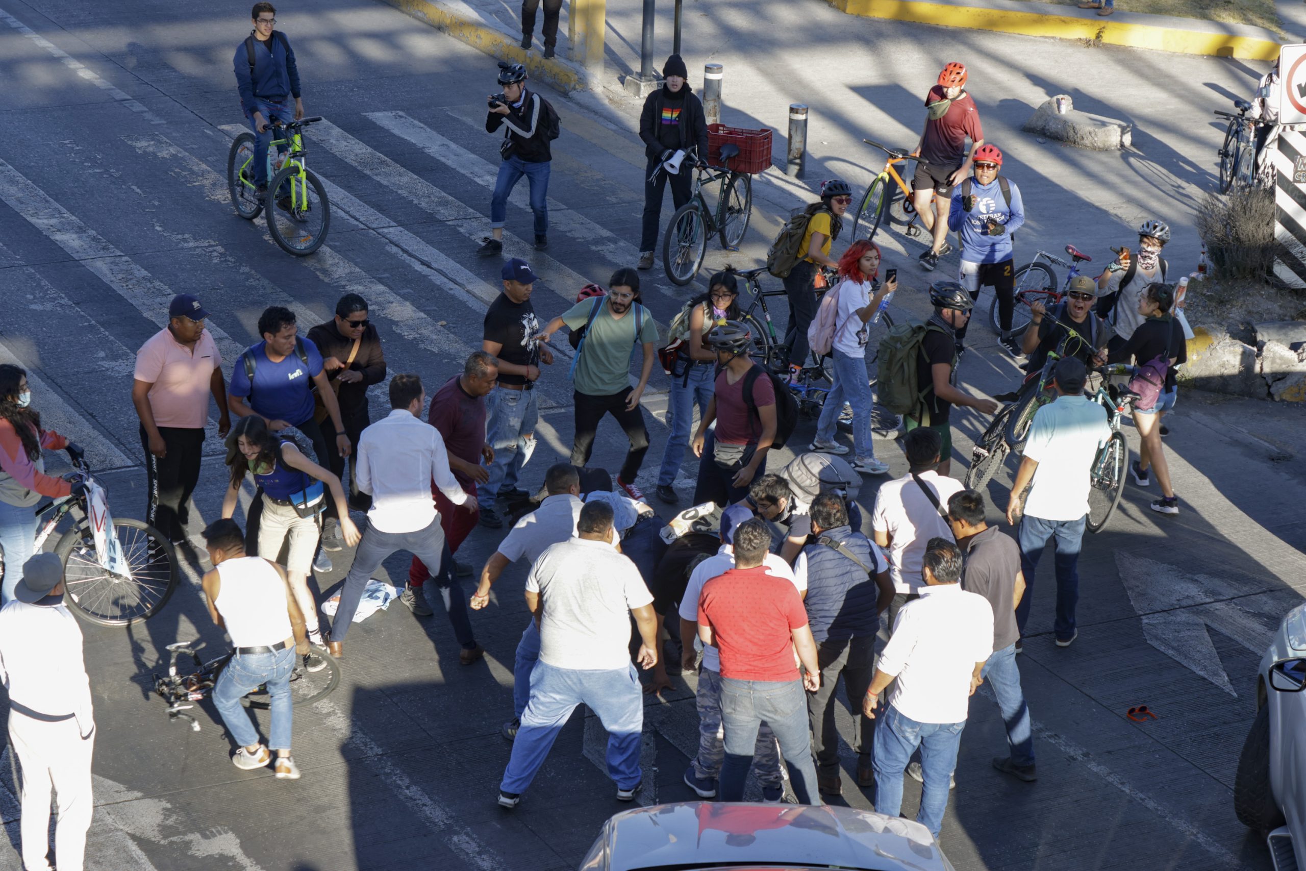 Activistas acusan agresiones en manifestación por accidentes viales