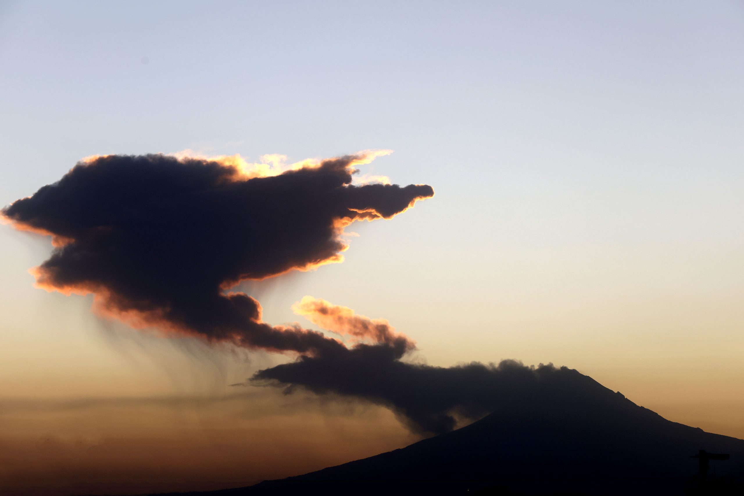 Popocatépetl lanza fumarola de 2 kilómetros, disfruta las fotos