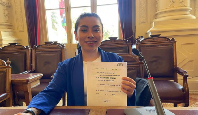 En vísperas de las elecciones: Denuncian a concejala de Santiago de vender entradas de cortesía para parque de diversiones