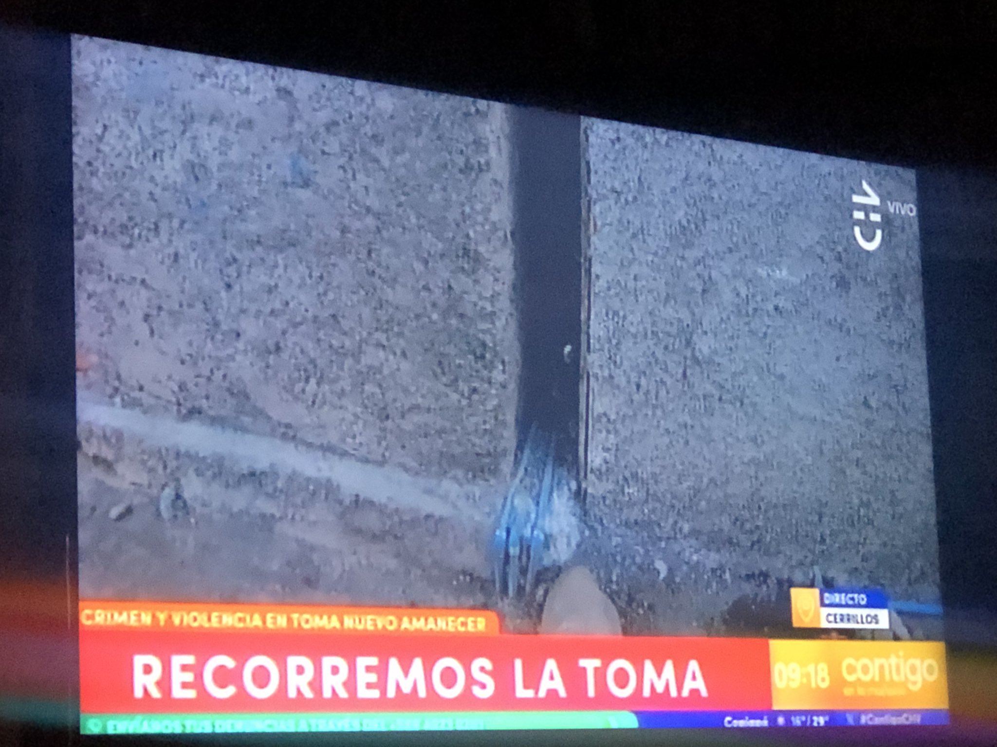 Periodista criticó cobertura televisiva a toma Nuevo Amanecer de Cerrillos: «La ansiedad del colega por entrar a la casa de un pobre es simplemente repugnante»