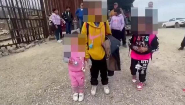 Niños abandonados por pollero en frontera se reúnen con su madre