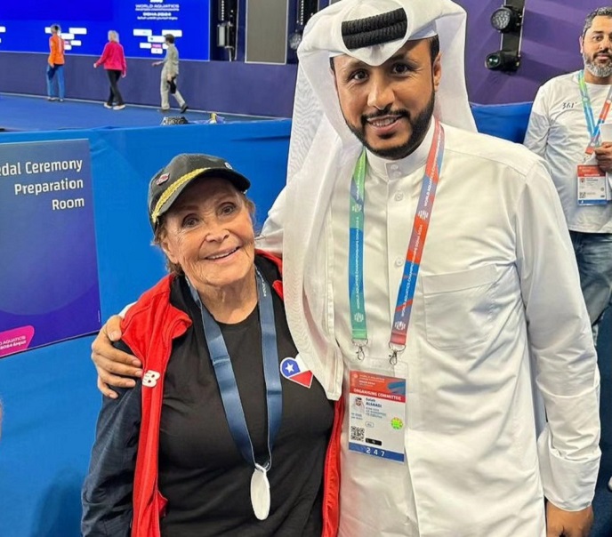 4 medallas de oro y récord mundial en Doha: Eliana Busch a sus 89 años dejó a Chile en lo más alto de la natación máster