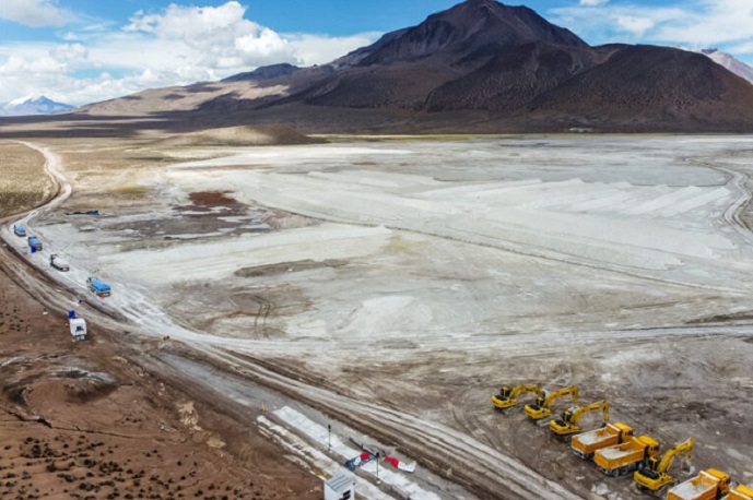 Denuncian a empresa minera de saltarse las reglas ambientales para explotar en el Salar de Surire