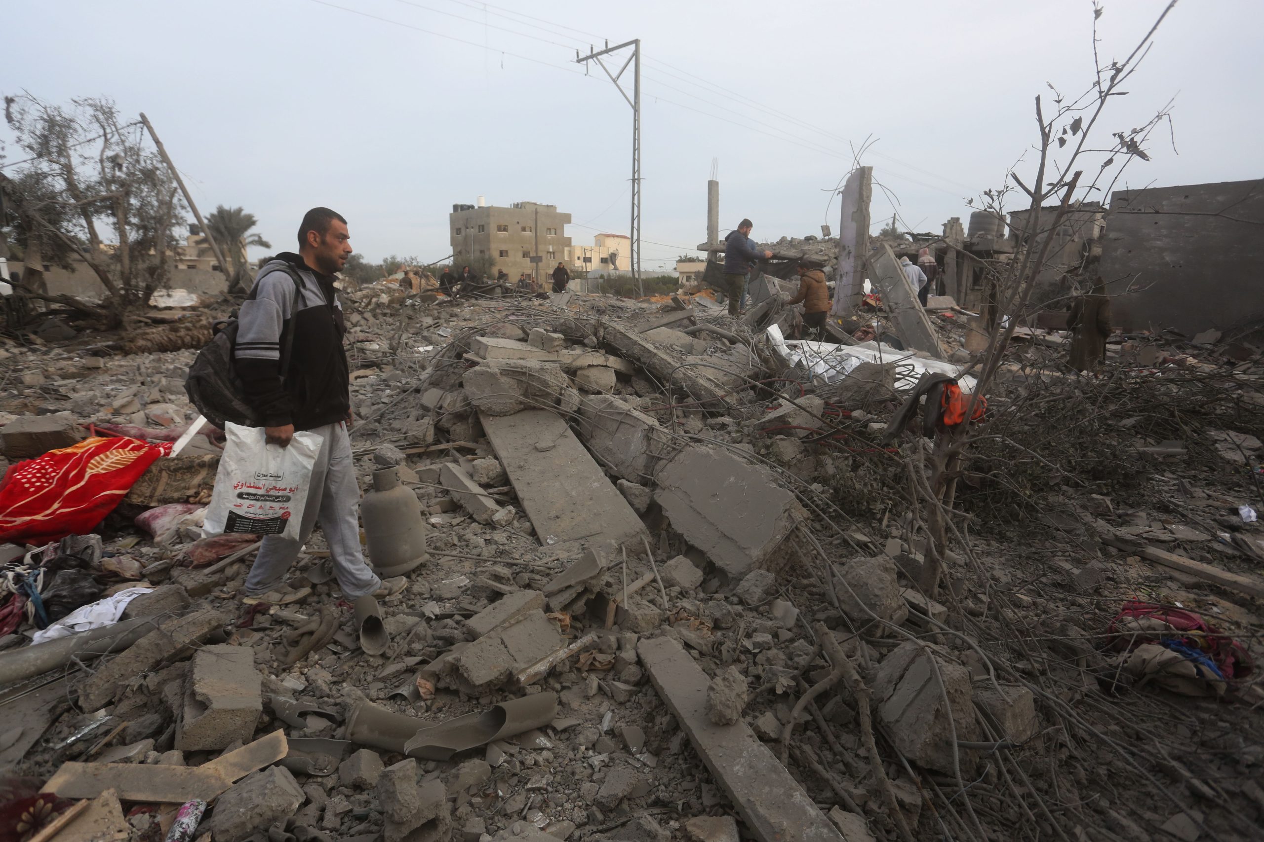 Fuerzas israelíes bombardean campamento de refugiados en Gaza