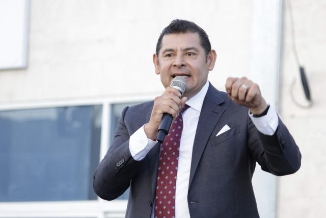 Armenta asiste a evento con jóvenes poblanos y comparte experiencias