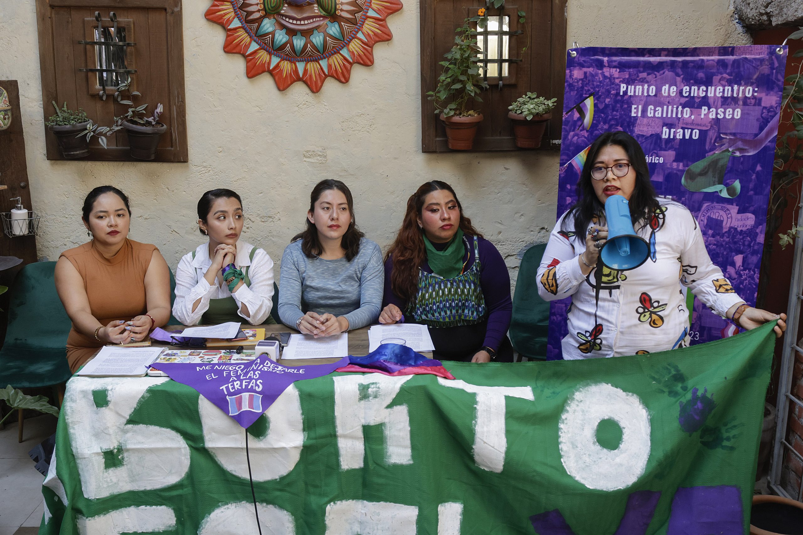 Feministas exigen marcha del 8M libre de política en Centro poblano