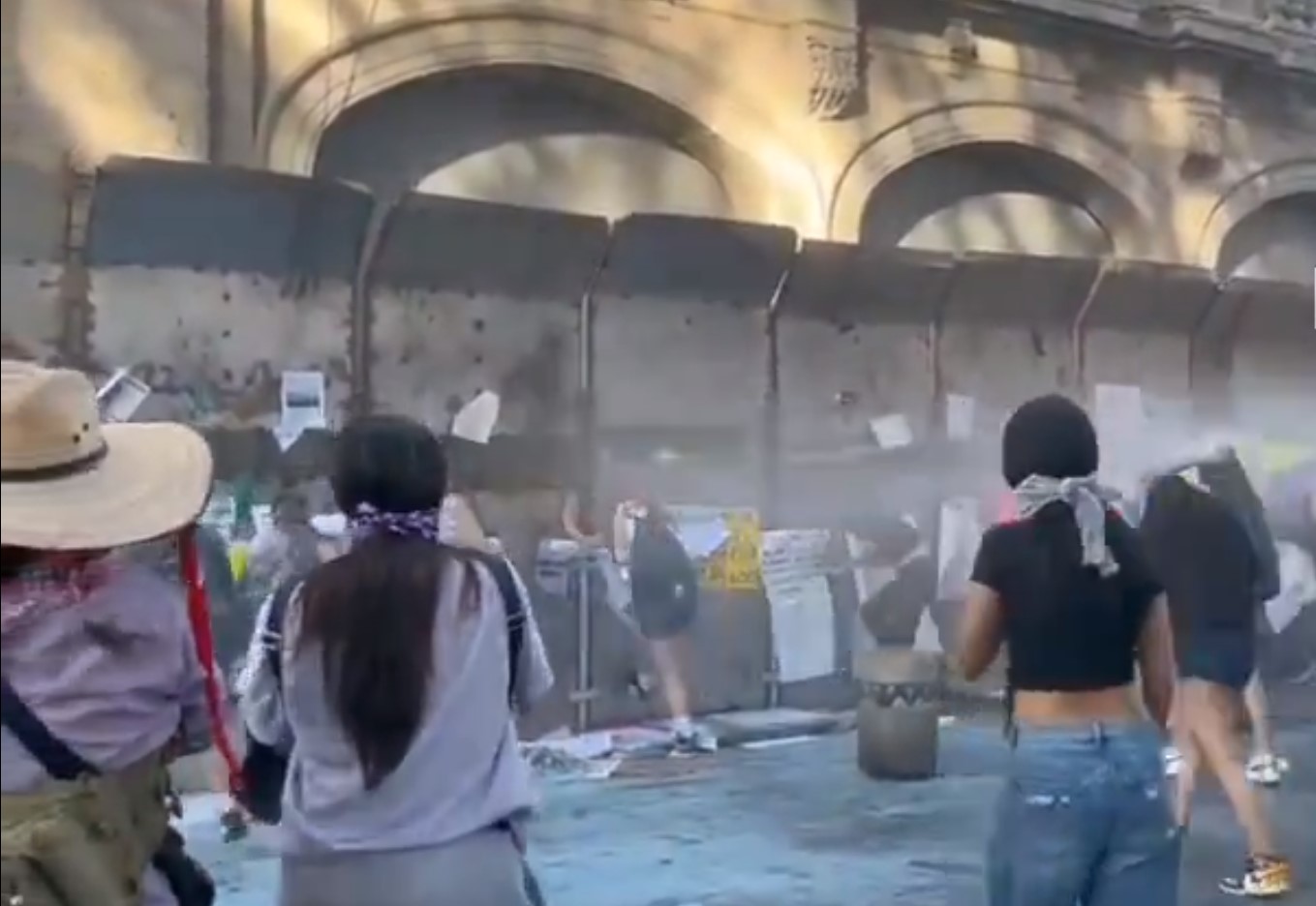 Por primera vez, Ayuntamiento de Puebla repele a feministas con agua