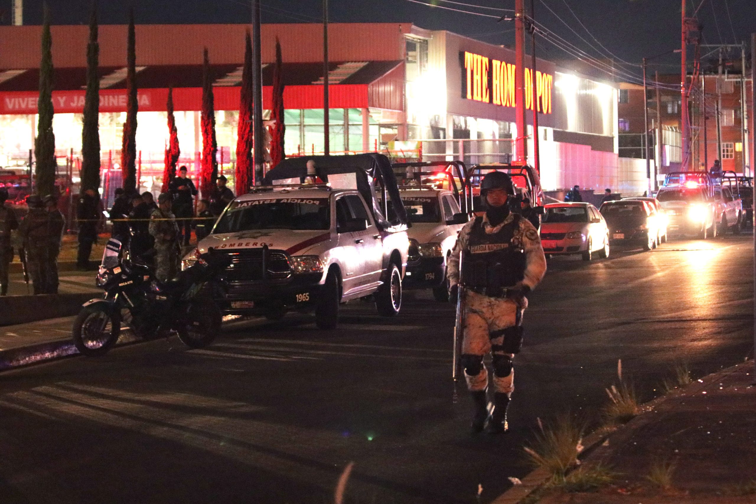 Matan a expolicía estatal en Peri Plaza, hieren a 4 municipales