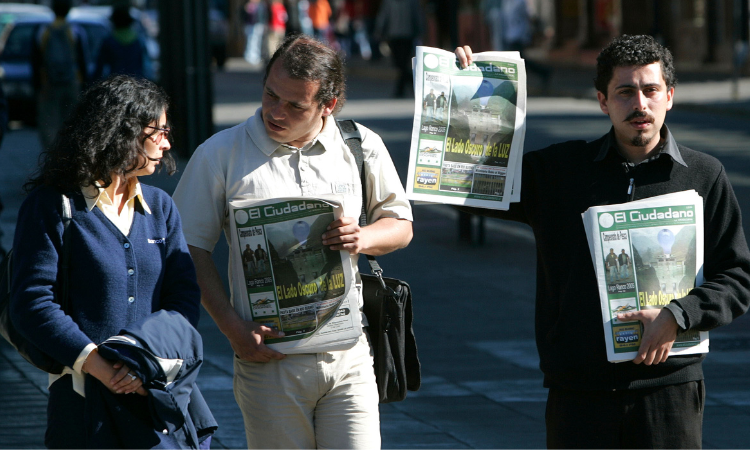 Este redactor y Bruno Sommer (a la derecha) vendiendo diarios en Valdivia (2006).