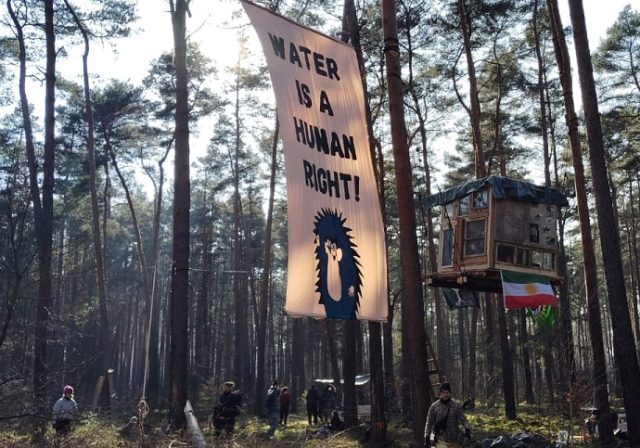 Protesta ambientalista en Alemania por impactos de la electromovilidad y explotación del litio en Chile