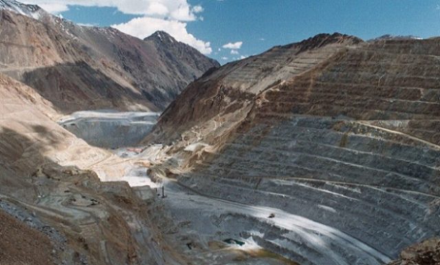 Controversial proyecto minero de los Luksic: Reportaje devela que avanza con 32 demandados y un amplio prontuario ambiental