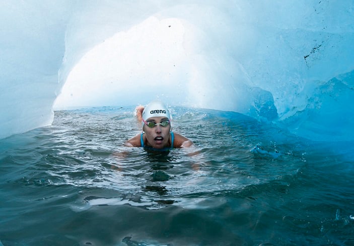 Estreno del documental “Sirena de Hielo”: La hazaña récord del mundo en la Antártida de la nadadora chilena Bárbara Hernández