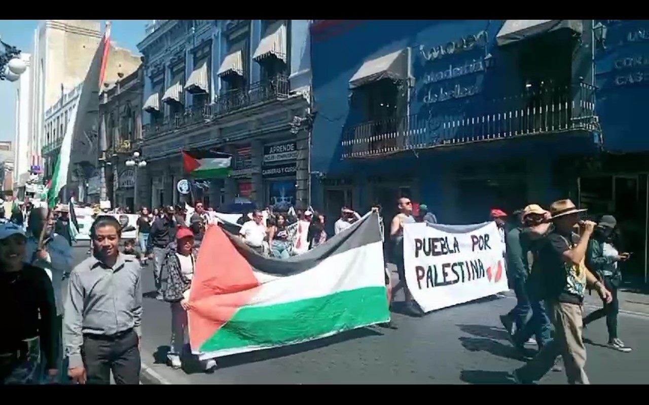 Poblanos muestran respaldo a Palestina con marcha
