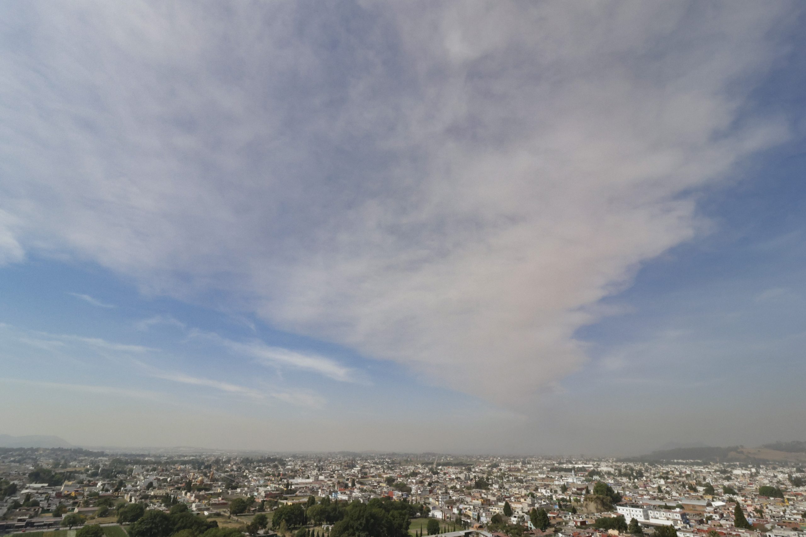Continúa caída de ceniza en cuatro municipios de Puebla