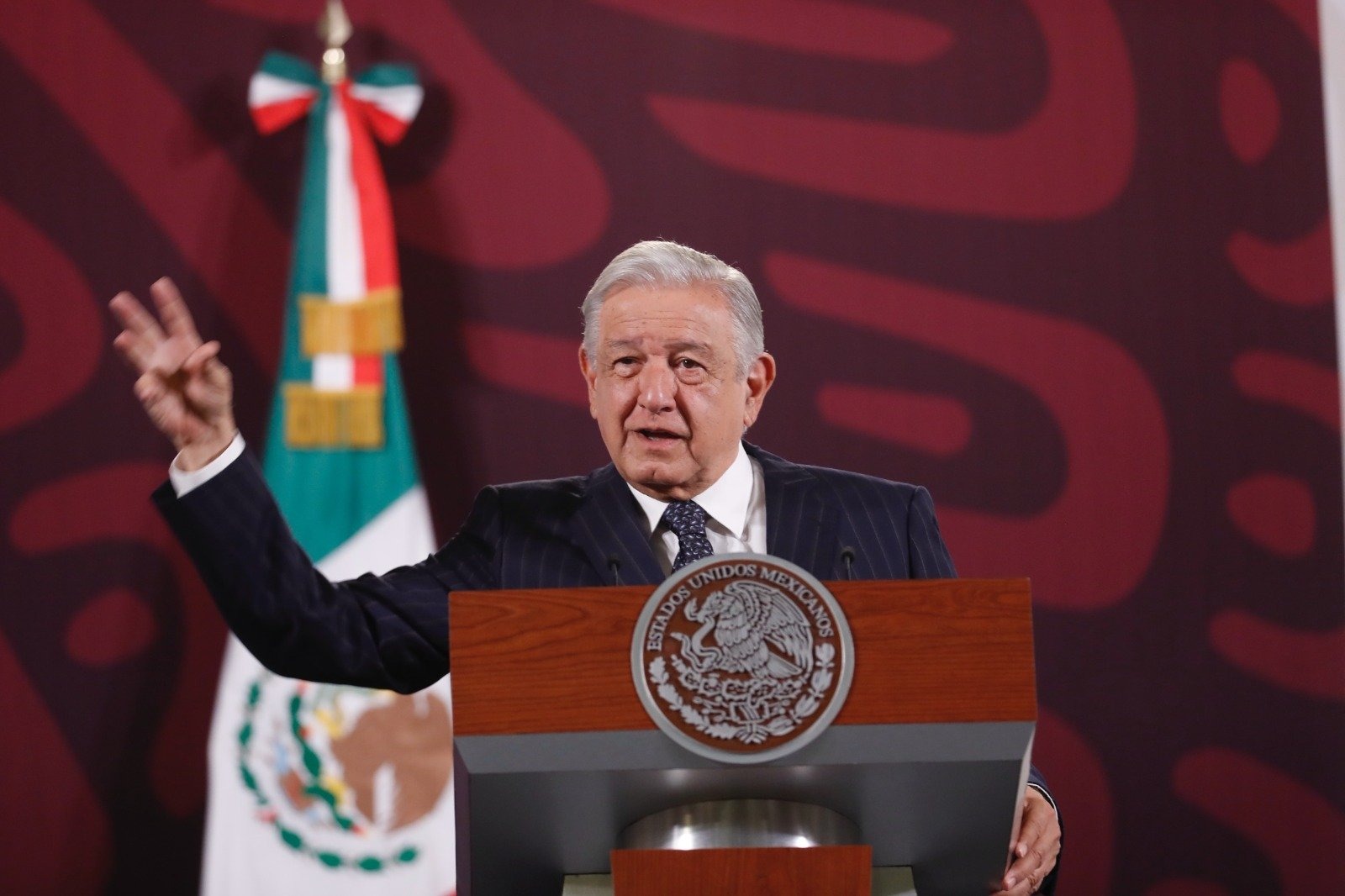 AMLO evita responder a advertencias del cardenal sobre elecciones