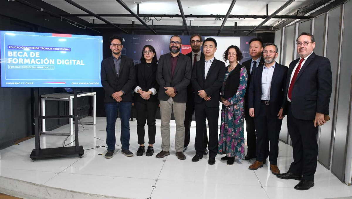 Mineduc y Huawei abren convocatoria a becas en China para potenciar el talento digital