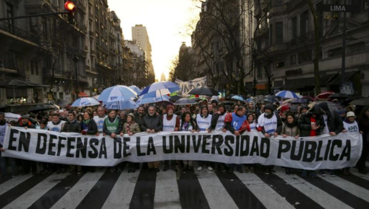 Estudiantes argentinos marcharán en defensa de la educación pública ante los recortes presupuestarios de Javier Milei