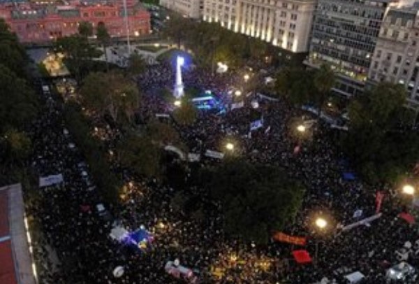 Miles marchan en «defensa» de la educación pública en Argentina