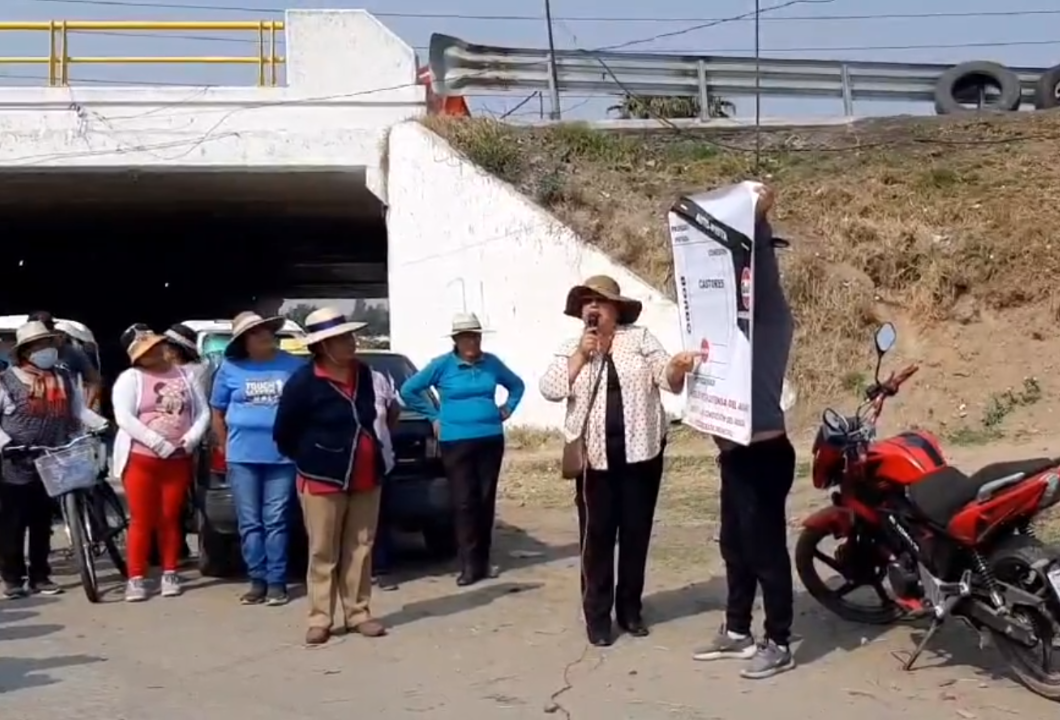Bloquean la México-Puebla y exigen detener pozo en Coronango
