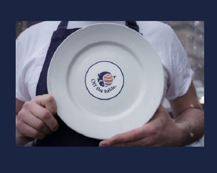 “Off the table”: La campaña de chefs del Reino Unido que promueve sacar al salmón de cultivo industrial de las cartas de restaurantes