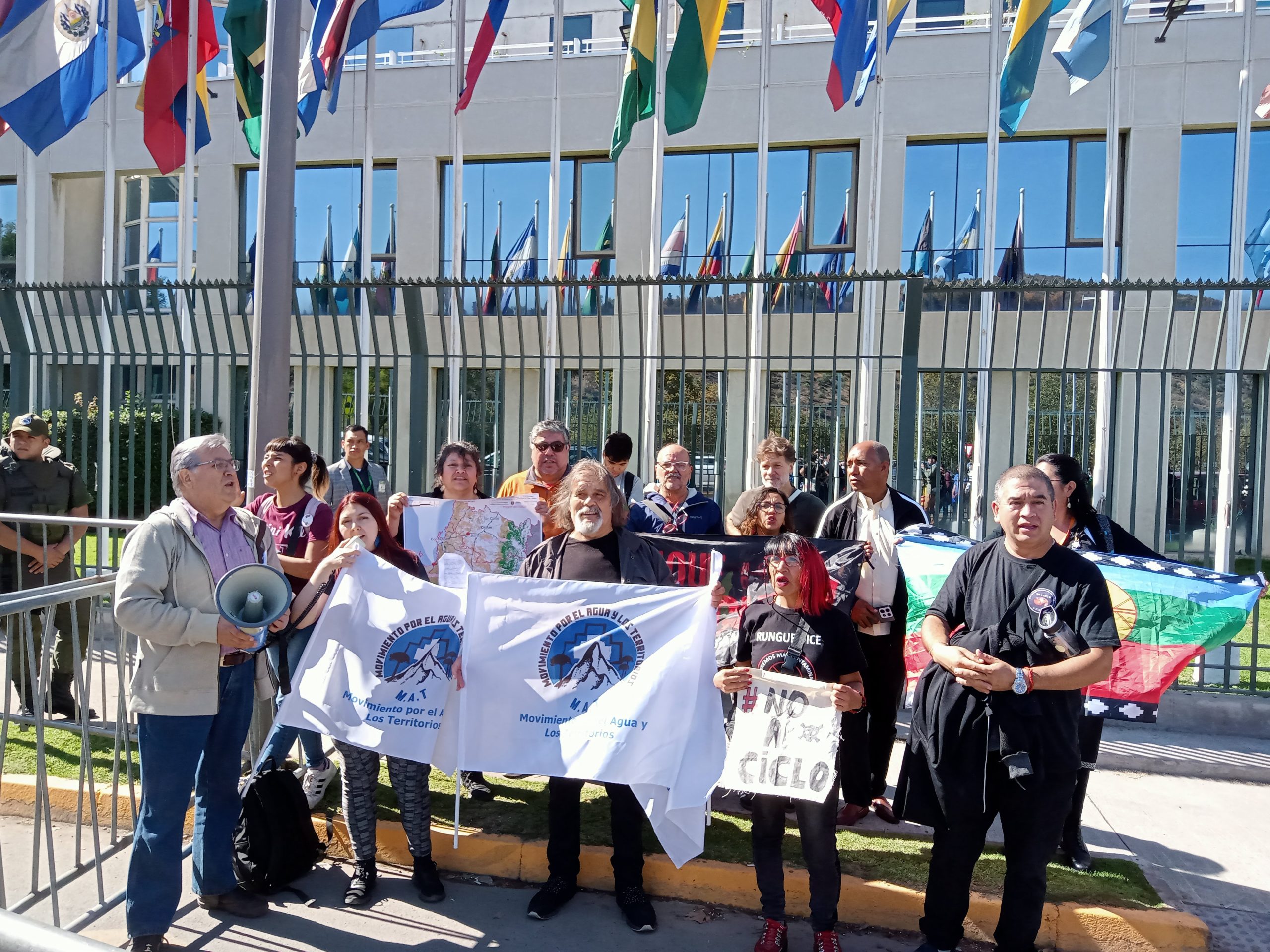 Organizaciones sociales se manifestaron frente a la Cepal en Santiago: «En Chile se vulneran los Derechos Humanos y de la Naturaleza»