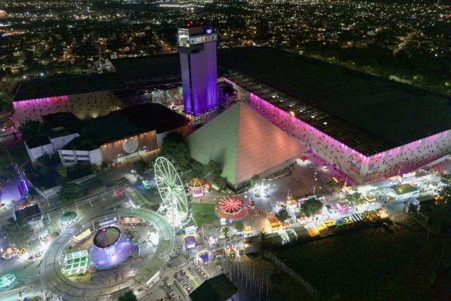 ¡Abusados!, cobran hasta 500 pesos por «cuidar» vehículos cerca de la Feria