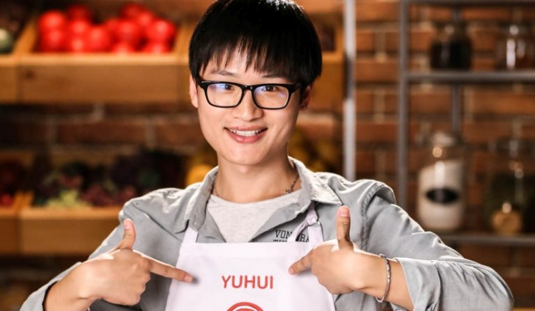 (Video) Corte confirma multa de $6,5 millones contra Canal 13 por violenta caída del chef Yuhui Lee en matinal