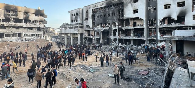 Descubren fosas comunes en Gaza con centenares de cuerpos