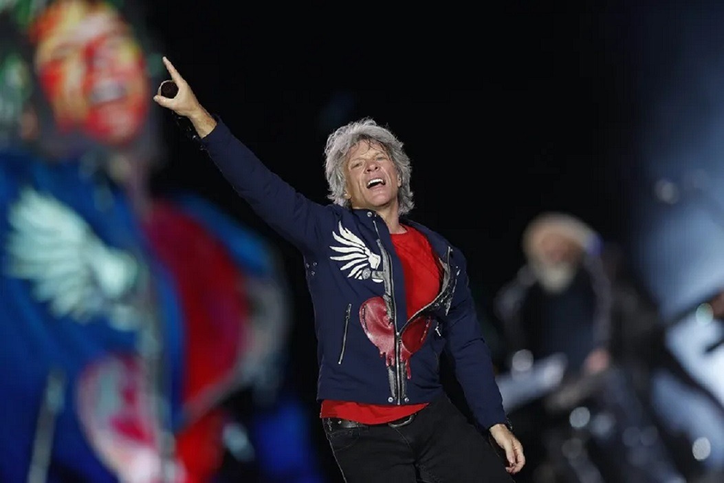 Jon Bon Jovi confía en Dios para su recuperación vocal