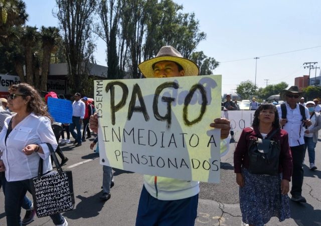 AMLO califica acusaciones sobre pensiones como mentira colectiva